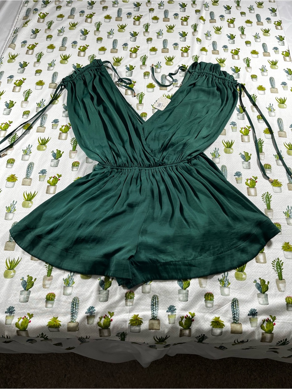 Free People One Piece Deep V Romper/Shorts Pockets NWT Size Medium Palm Leaf